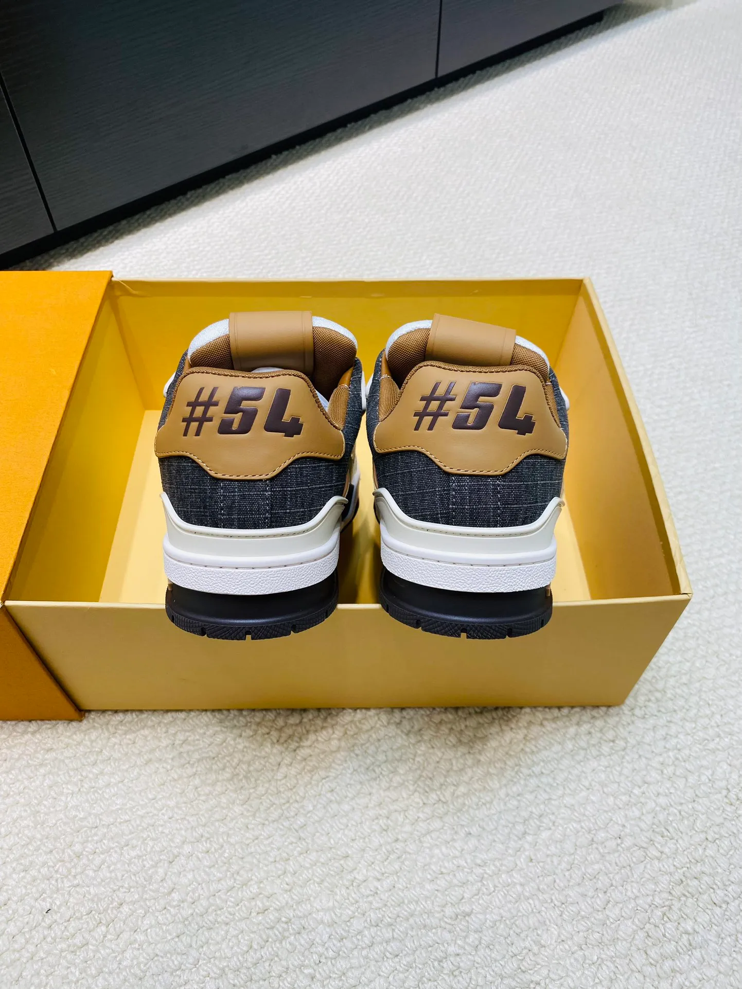 👟👟Ex-factory price 800👟👟 💰💰💰 Hot style 🆕🆕🆕𝙇𝙑 LV Louis Vuitton L House Donkey Brand Trainer Series Couple Style Casual Sports Shoes Skateboard Shoes Original Purchase Development Production Production This pair of LV Trainer sneakers are made of a blend of technical materials with waterproof properties. The meticulously crafted upper is notable for its many signature details, including Louis Vuitton and #54 in script, referencing the year 1854. Exquisite packaging at the delivery counter🛍📦 ▪️Fabrics: Original customized imported cowhide ▪️Inner lining: Original customized breathable mesh ▪️Outsole: Original open-molded non-slip TPU combination outsole ▪️Sole thickness: 3 cm ▪️Size: Women's 35-41 / Men's 38-46